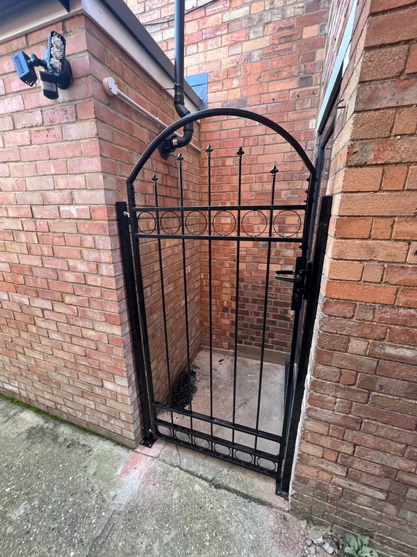 Metal Side Gate